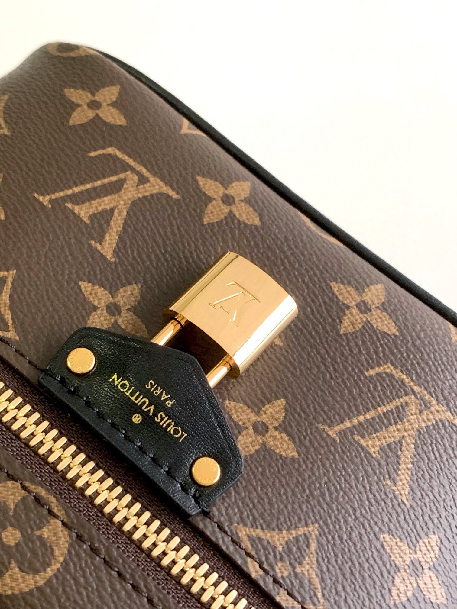 VANITY CHAIN POUCH 19 MONOGRAM REVERSE CANVAS - Image 6