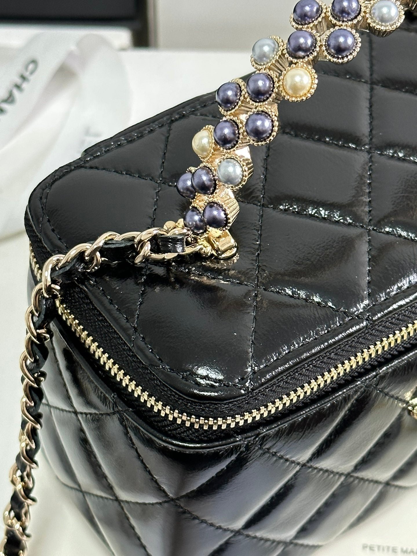 VANITY CASE 18 IN BLACK SHINY LAMBSKIN WITH PEARL HANDLE - Image 2