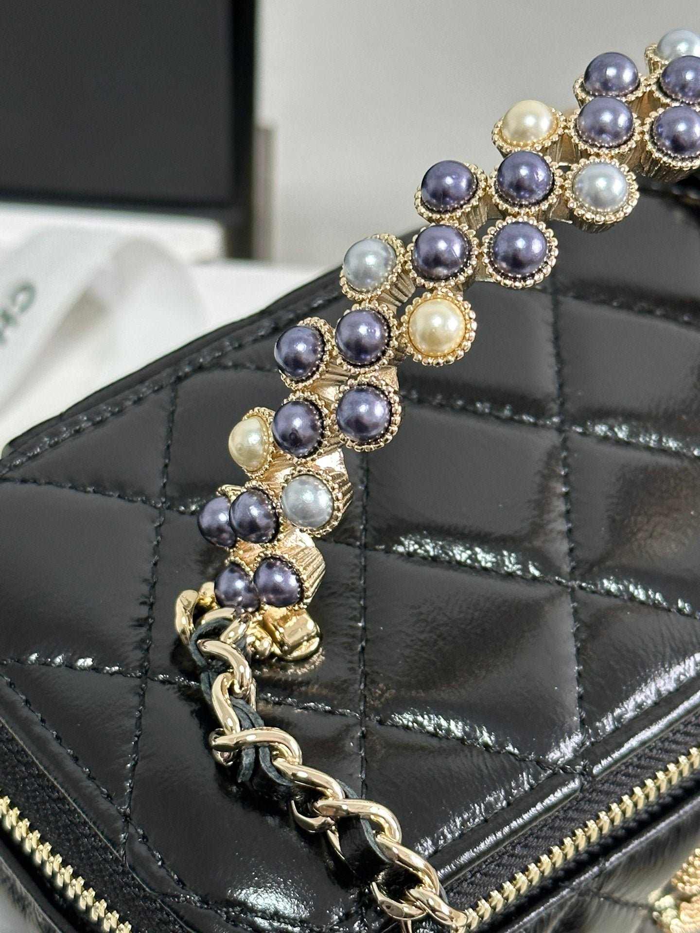 VANITY CASE 18 IN BLACK SHINY LAMBSKIN WITH PEARL HANDLE - Image 3