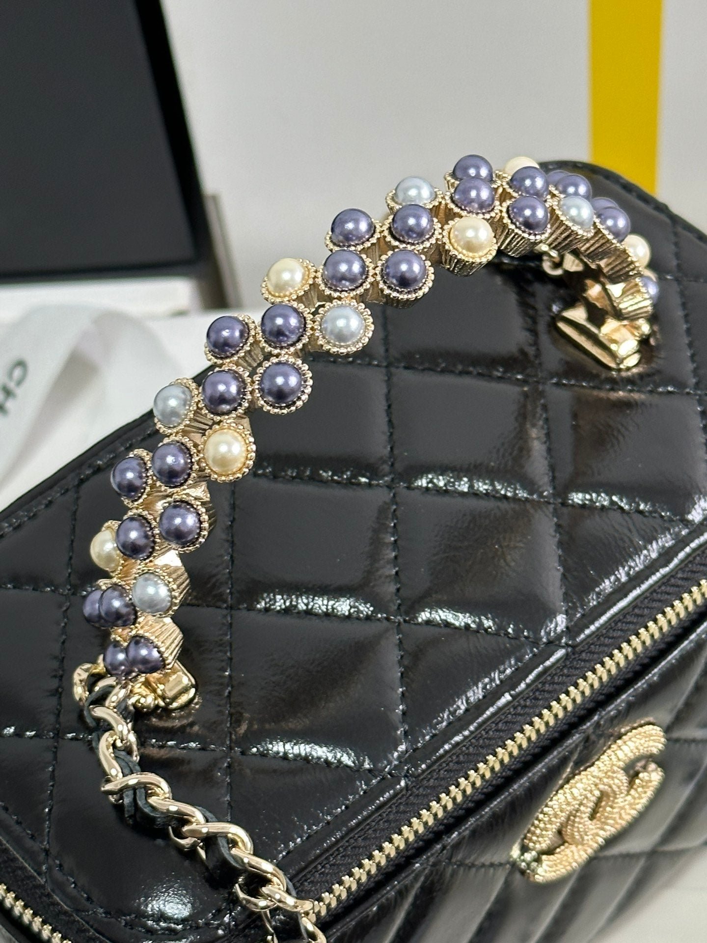 VANITY CASE 18 IN BLACK SHINY LAMBSKIN WITH PEARL HANDLE - Image 4
