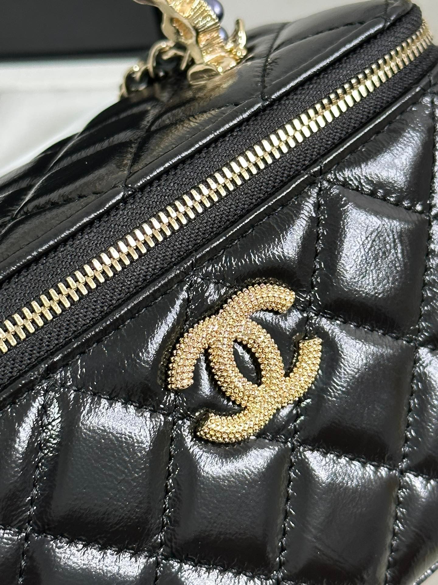 VANITY CASE 18 IN BLACK SHINY LAMBSKIN WITH PEARL HANDLE - Image 9