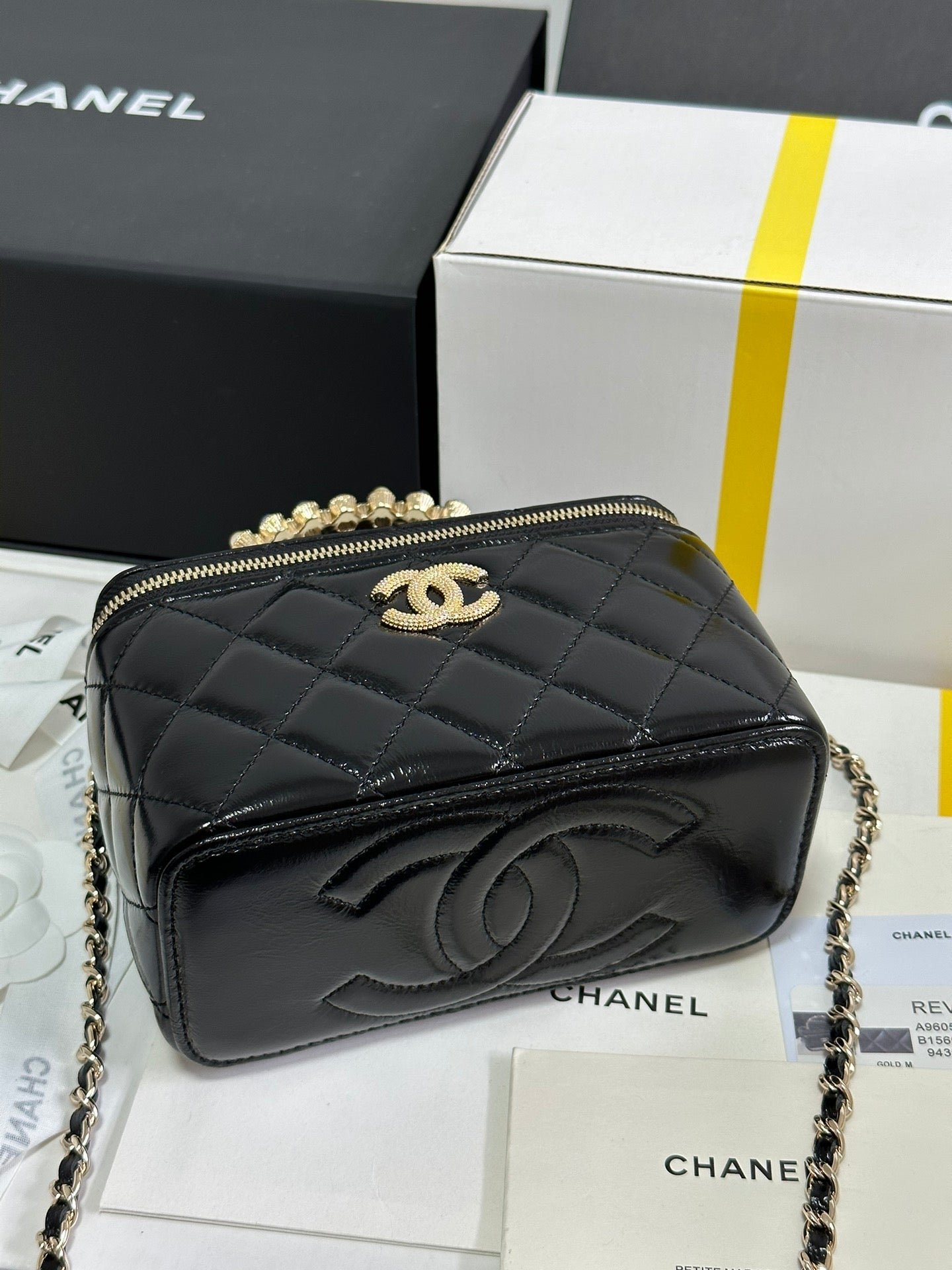 VANITY CASE 18 IN BLACK SHINY LAMBSKIN WITH PEARL HANDLE - Image 5