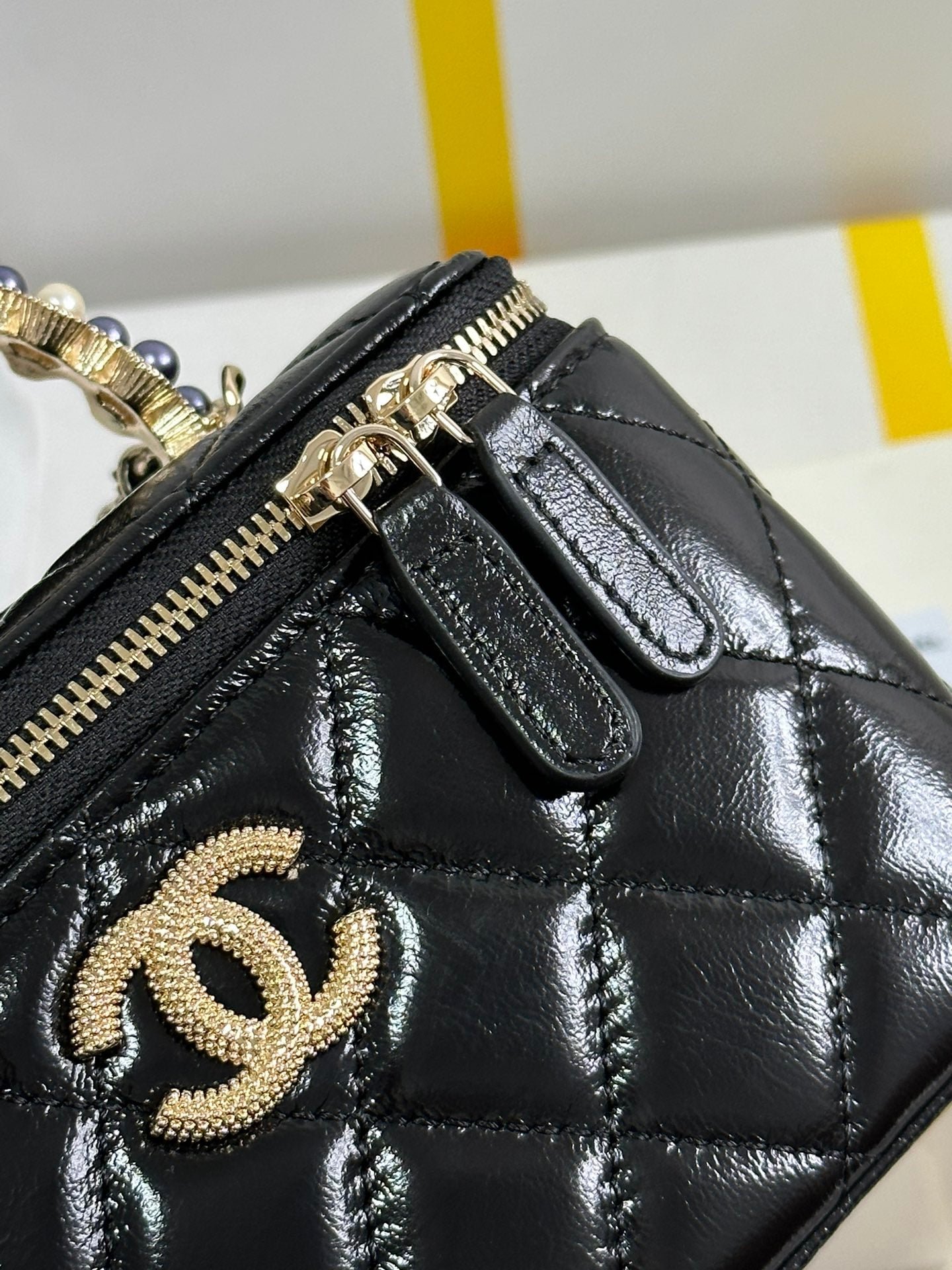 VANITY CASE 18 IN BLACK SHINY LAMBSKIN WITH PEARL HANDLE - Image 6