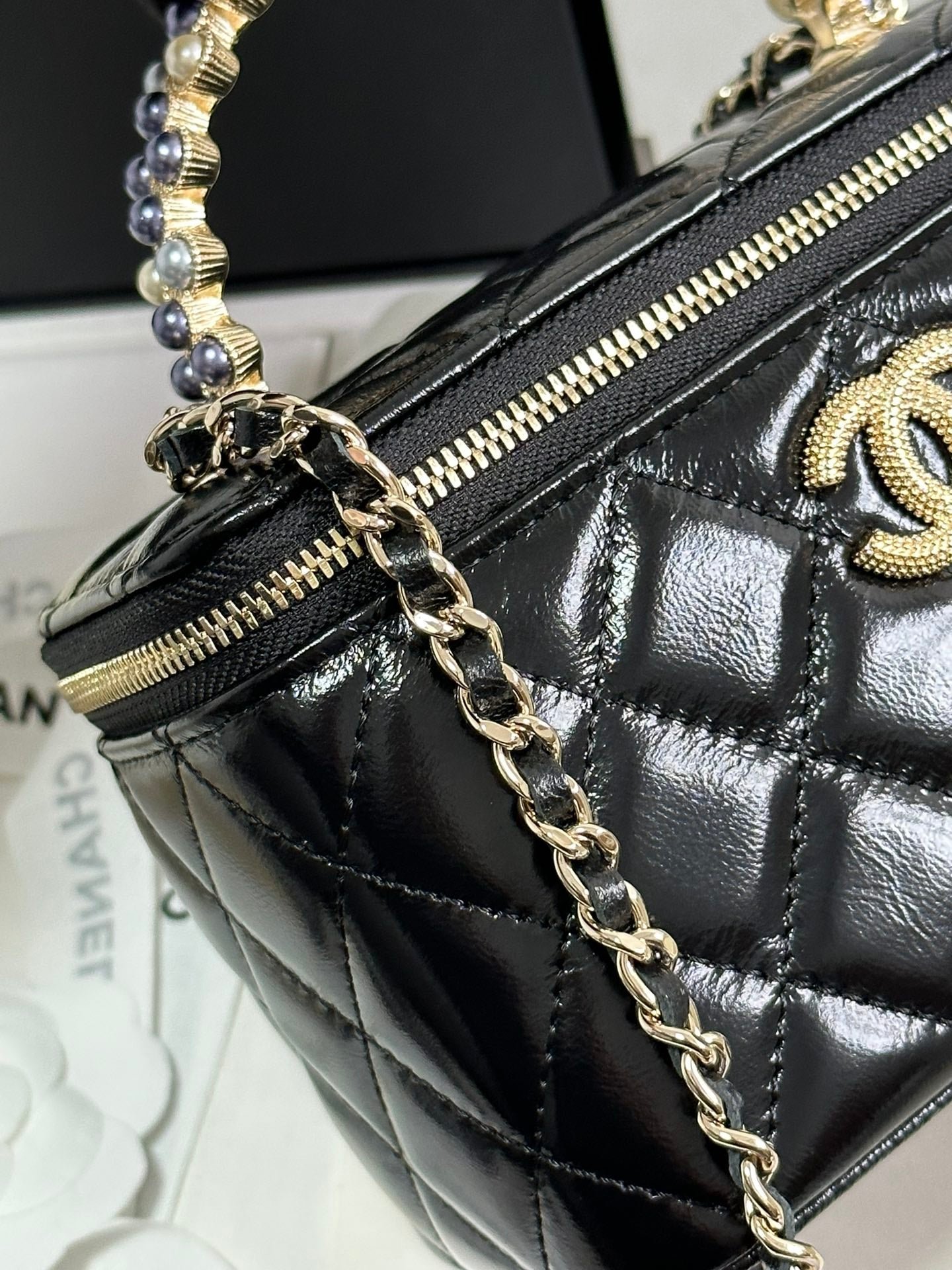 VANITY CASE 18 IN BLACK SHINY LAMBSKIN WITH PEARL HANDLE - Image 7