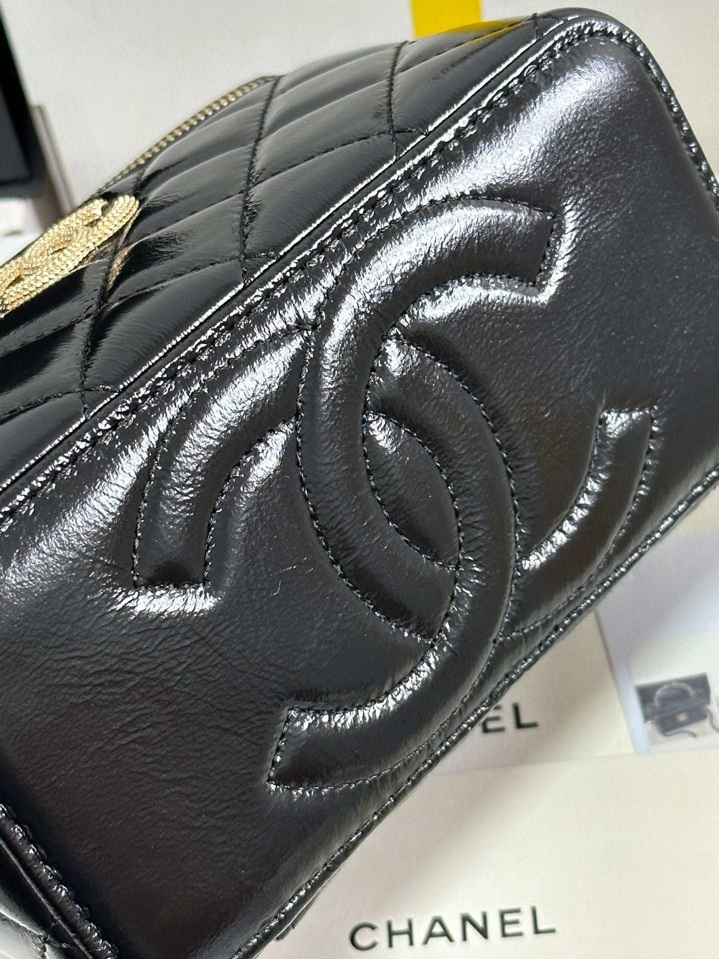 VANITY CASE 18 IN BLACK SHINY LAMBSKIN WITH PEARL HANDLE - Image 8