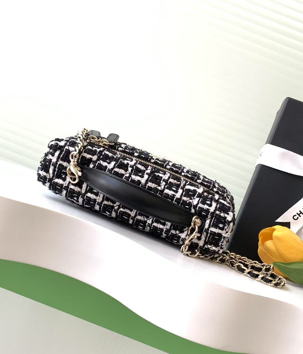 VANITY CASE 19 IN BLACK MIX WHITE QUILTED TWEED GOLD HARDWARE - Image 2