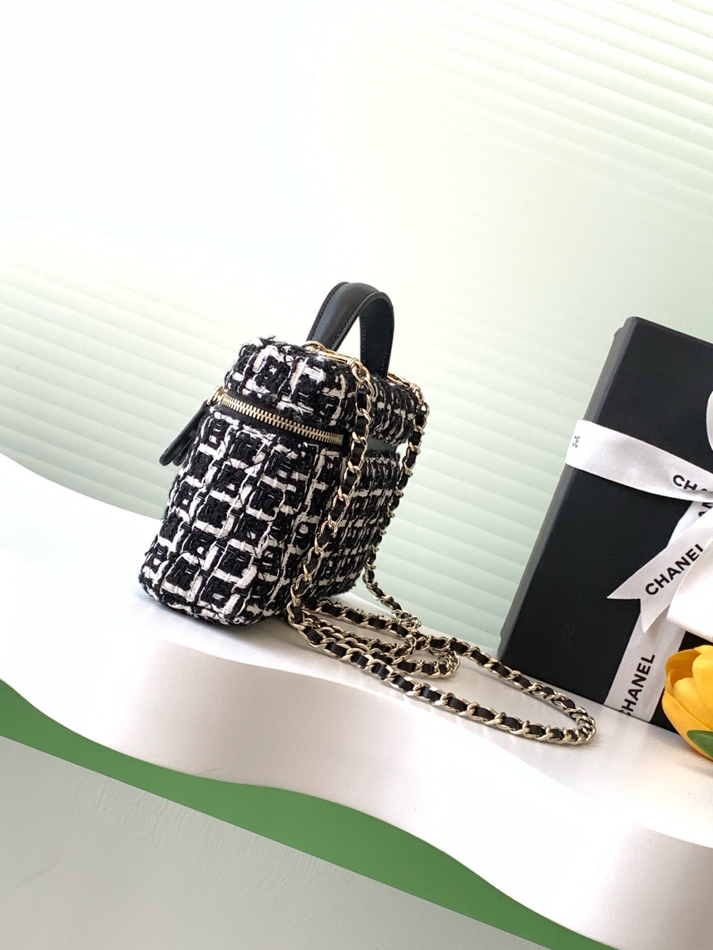 VANITY CASE 19 IN BLACK MIX WHITE QUILTED TWEED GOLD HARDWARE - Image 3