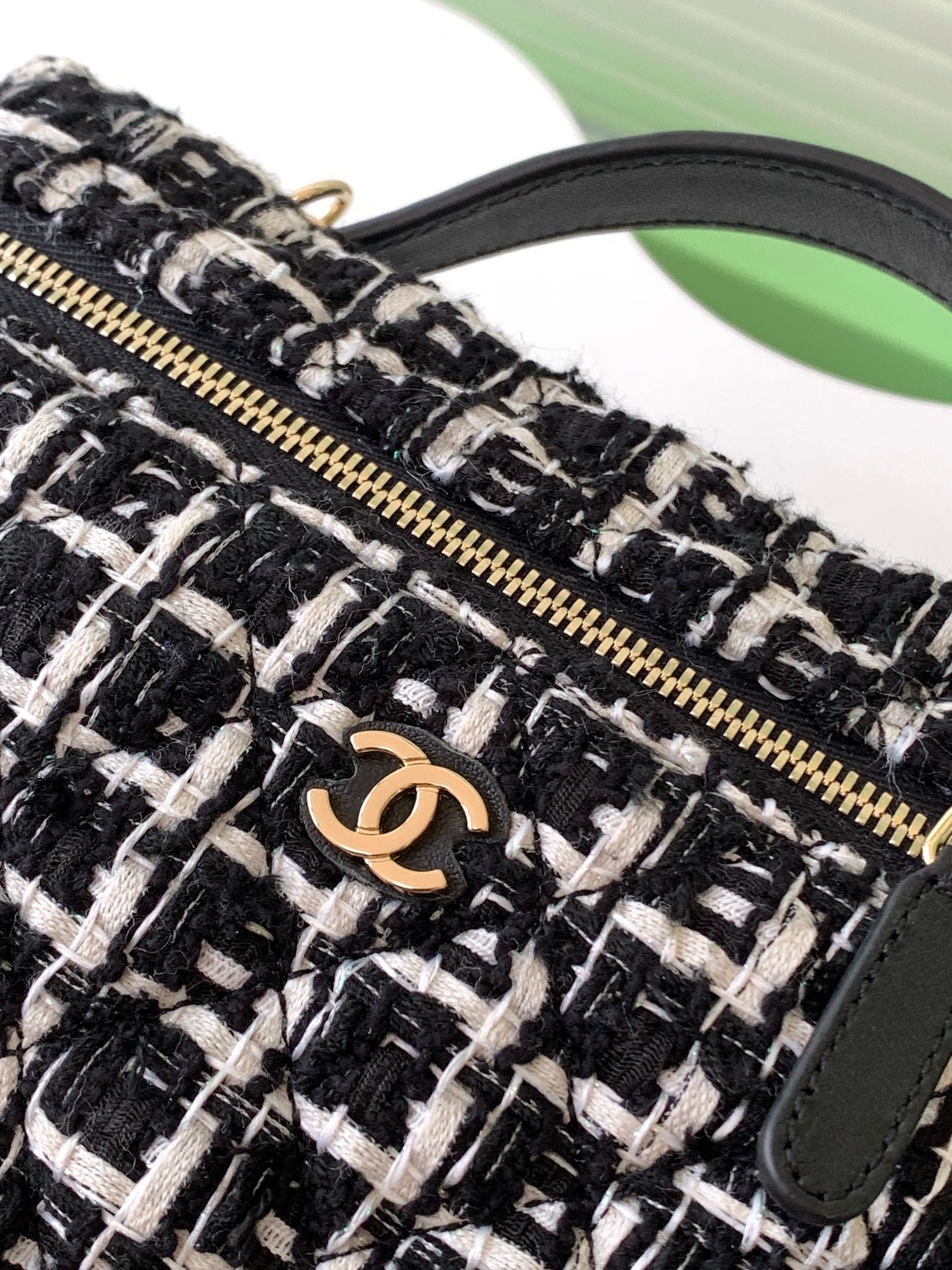 VANITY CASE 19 IN BLACK MIX WHITE QUILTED TWEED GOLD HARDWARE - Image 4