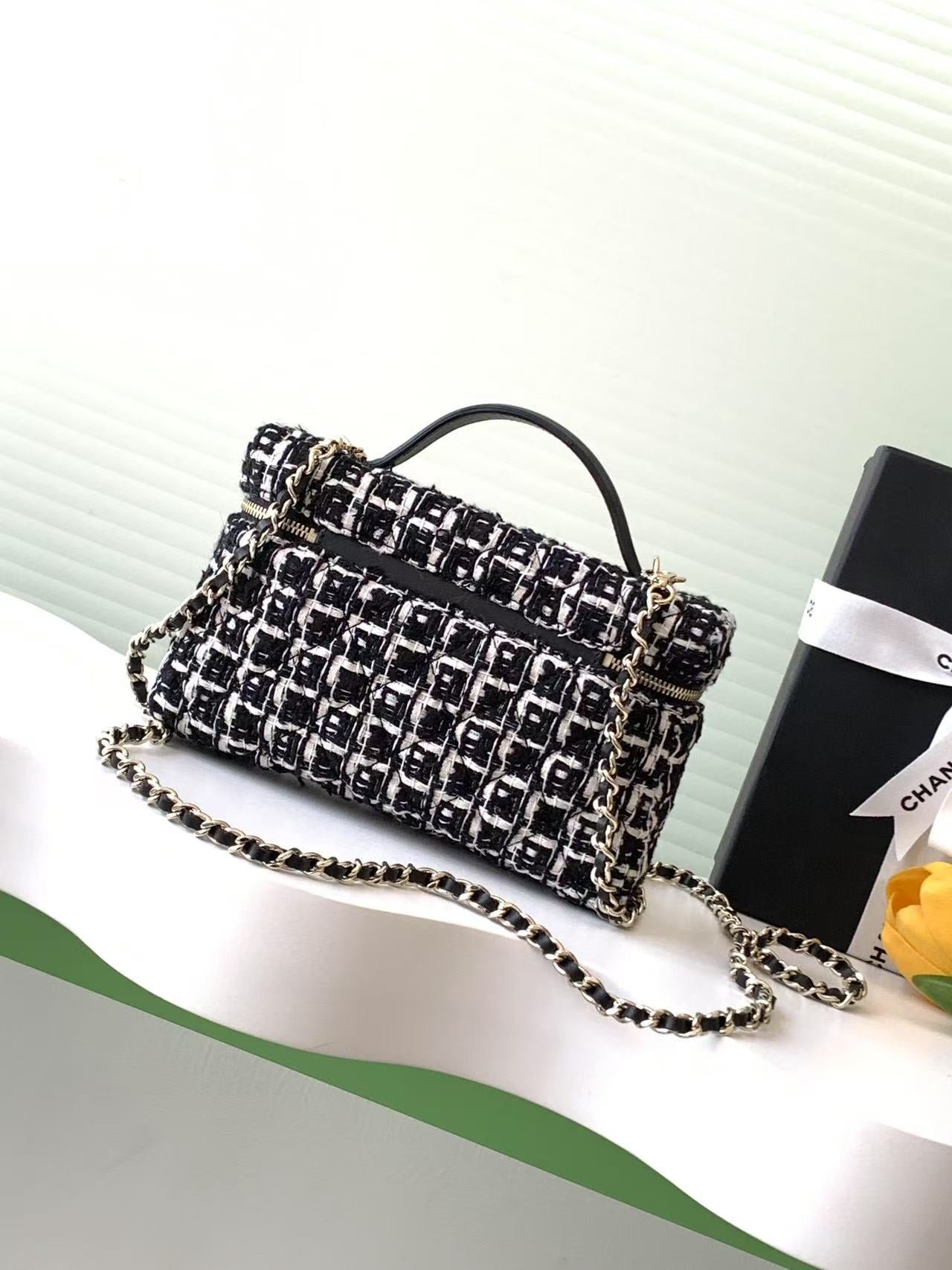 VANITY CASE 19 IN BLACK MIX WHITE QUILTED TWEED GOLD HARDWARE - Image 5