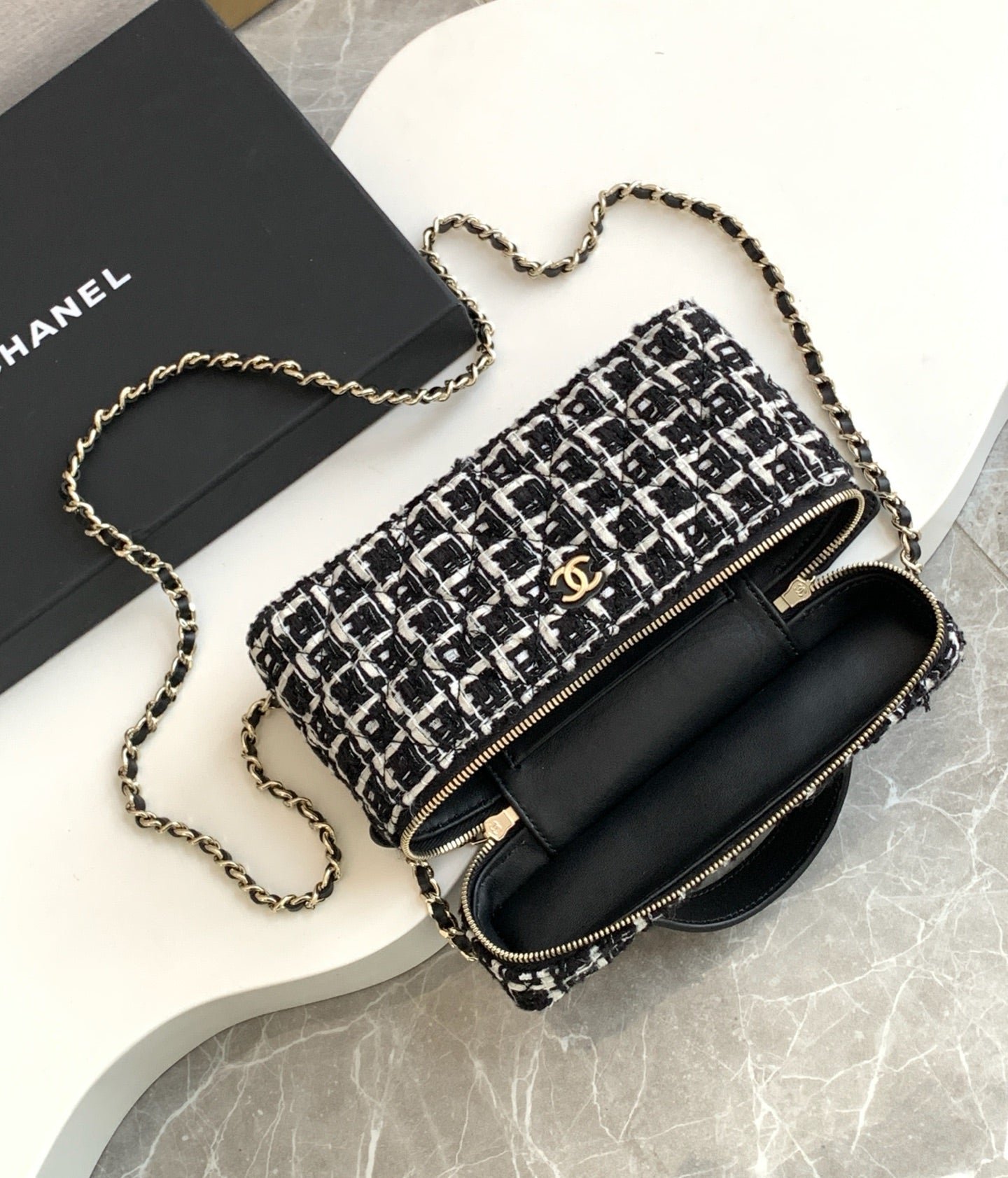 VANITY CASE 19 IN BLACK MIX WHITE QUILTED TWEED GOLD HARDWARE - Image 6