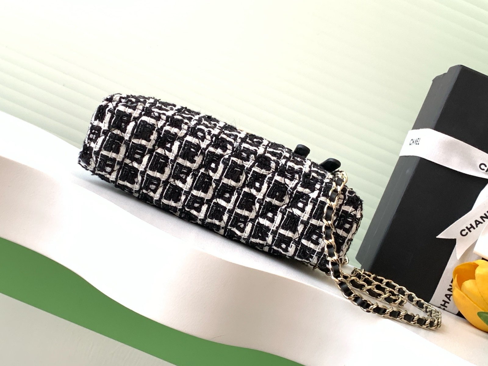 VANITY CASE 19 IN BLACK MIX WHITE QUILTED TWEED GOLD HARDWARE - Image 7