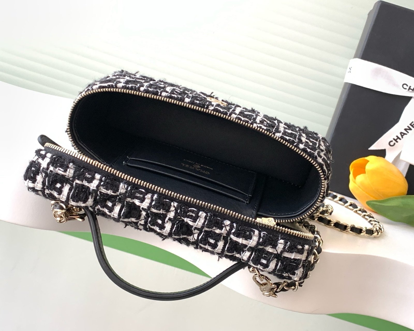 VANITY CASE 19 IN BLACK MIX WHITE QUILTED TWEED GOLD HARDWARE - Image 8